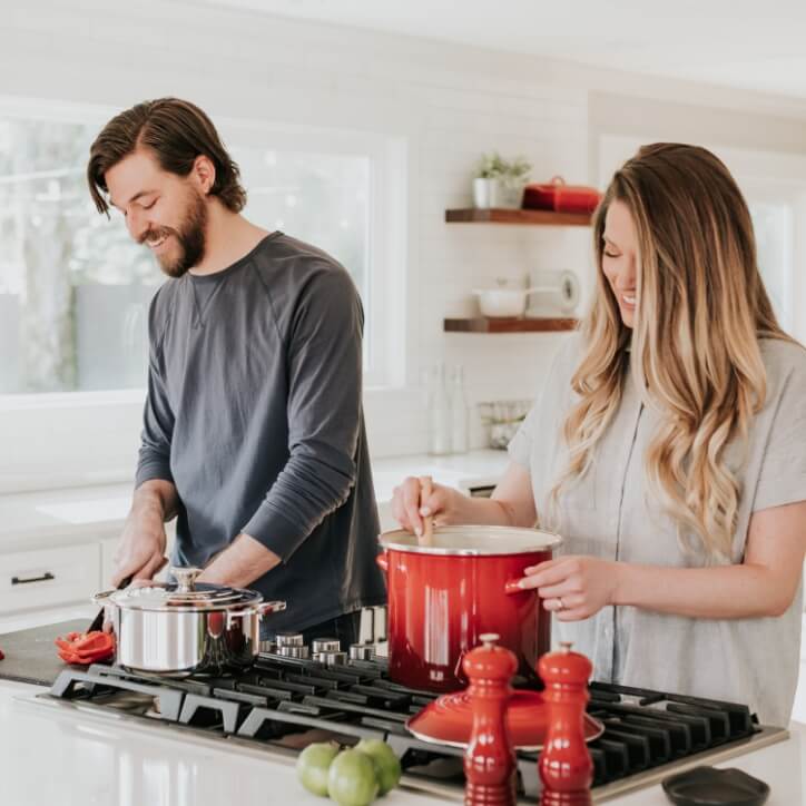 couple cooking inthe kitchen